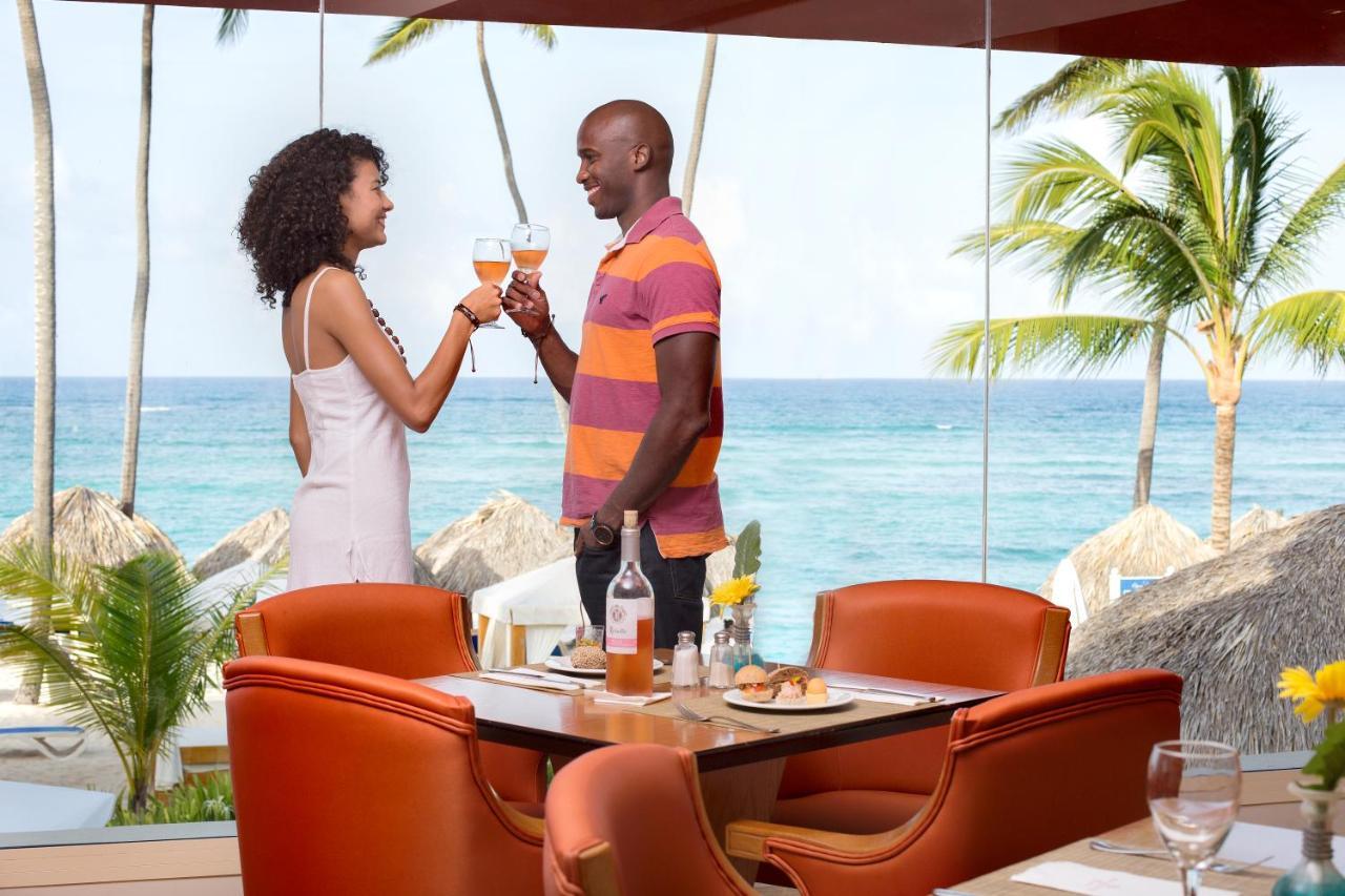 Majestic Elegance Punta Cana (Adults Only) Dış mekan fotoğraf A couple at the restaurant