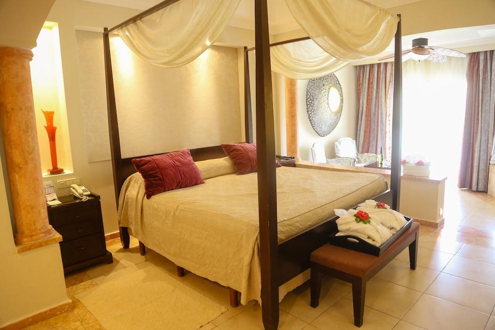 Majestic Elegance Punta Cana (Adults Only) Dış mekan fotoğraf A room at the Hard Rock Hotel