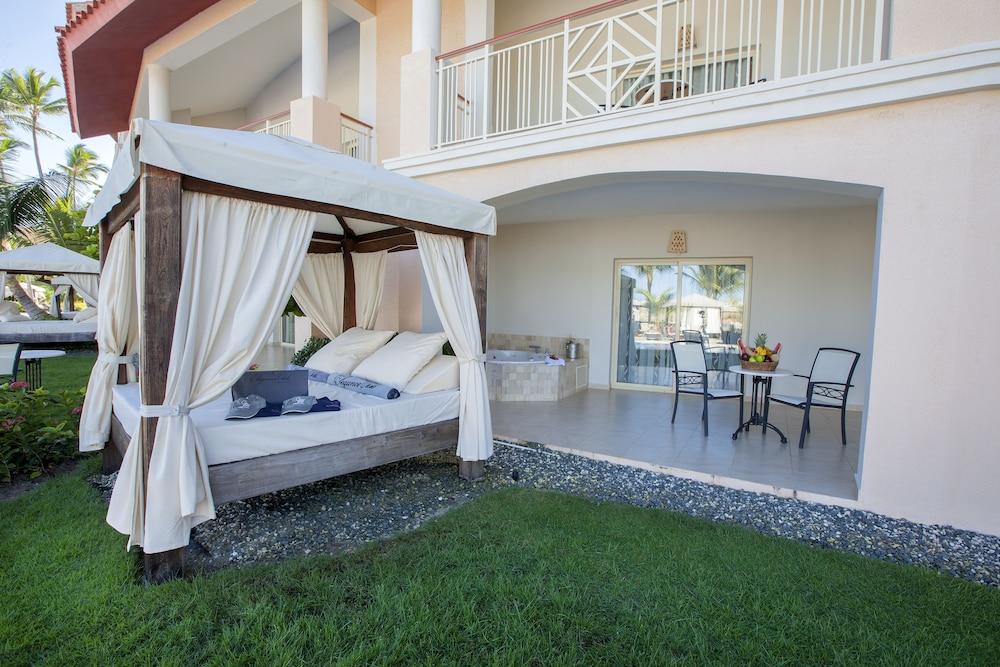 Majestic Elegance Punta Cana (Adults Only) Dış mekan fotoğraf A pergola in a hotel