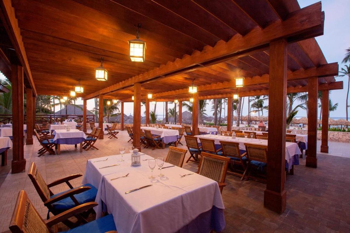 Majestic Elegance Punta Cana (Adults Only) Dış mekan fotoğraf Restaurant at the resort