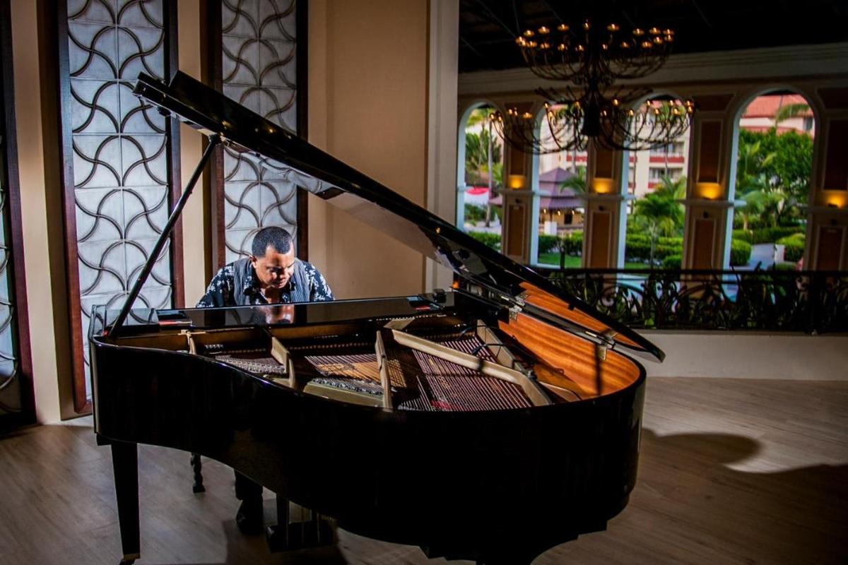 Majestic Elegance Punta Cana (Adults Only) Dış mekan fotoğraf A piano player at the lobby of the Four Seasons Hotel, Los Angeles