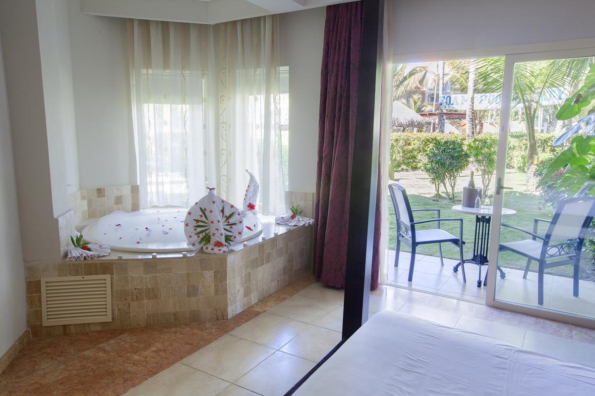 Majestic Elegance Punta Cana (Adults Only) Dış mekan fotoğraf A room at the hotel