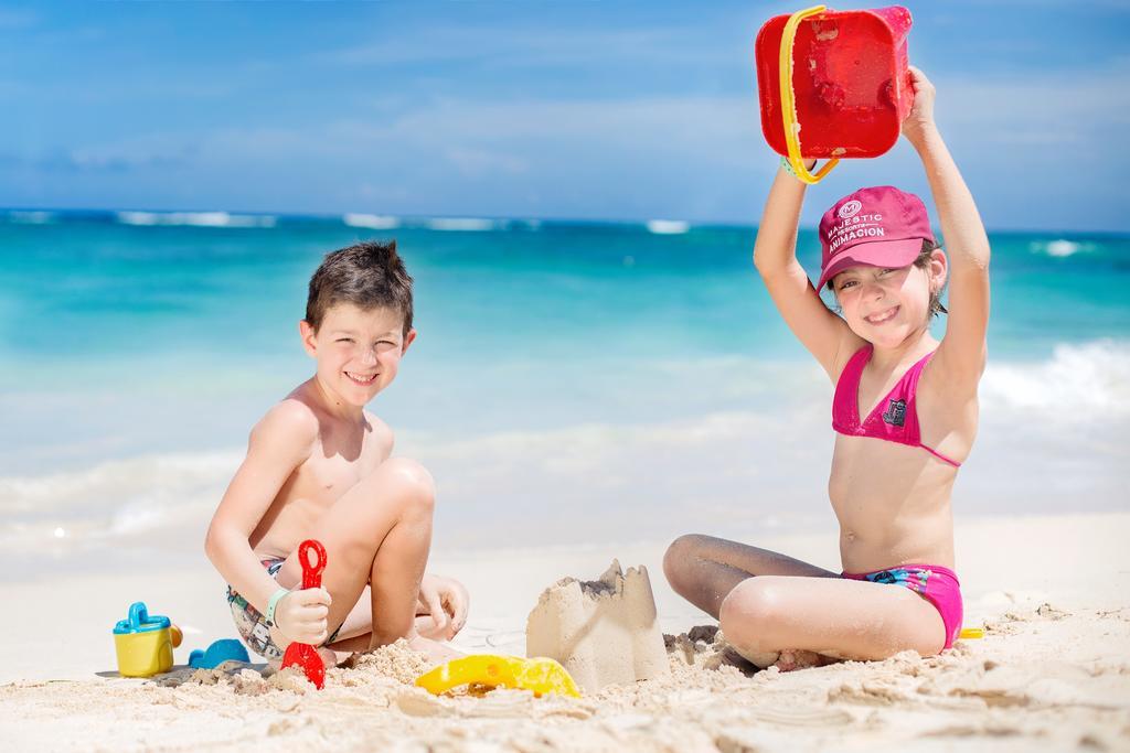 Majestic Elegance Punta Cana (Adults Only) Dış mekan fotoğraf Children playing on the beach